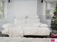 金发熟女Casca Akashova尝圣诞大香肠