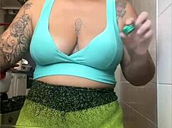 in the usa, this exhibitionist is flashing by using tight shorts cracking her pussy