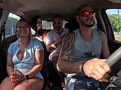 Ted Pegou Uma Carona Com O Casal Mari E Chell E Ganho Uma Novinha No Banco De Tr�s - Candy Debby.