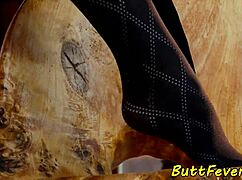 丝袜美女肛交干到屁眼大开！