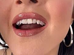 娇小少女被大屌插脸和骚屄