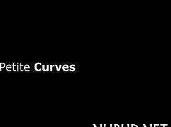 嘿，娇小18+可爱妹翘臀猛口爆后入紧逼吸屌