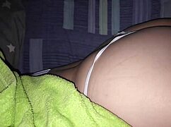 mi madrastra se ve tan rica echada en mi cama 😍🛏️💦