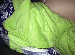 mi madrastra se ve tan rica echada en mi cama 😍🛏️💦