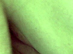 geile nachbarin beugt sich vor während seine frau arbeitet und nimmt seinen schwanz tief