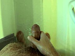 她在淋浴间抚摸湿身直到高潮爆发