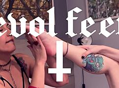 用舌头舔我脚趾崇拜性感脚女神