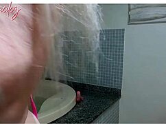 damn i've been obsessed with this nerdy brunette milf's perky ass and smooth pussy forever 😍🍑