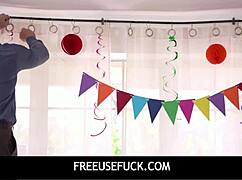 继爸生日弯腰干热辣18+继妹后入肛爆内射还口爆自由三人禁忌操