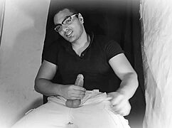 check this sexy bodybuilder stroking his huge 18cm cock guitar-style till he cums