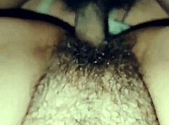 mi perra madura se dobla masturbándose con su consolador enorme en casa