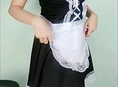 แม่บ้านสาวเอาเล่นดิลโด้ในห้องเก็บของ pushes dildo deep in her shaved pussy solo