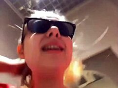 公共场合猛抠极品胖妹18岁屁眼抠到大开