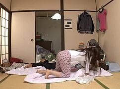 日本可爱妹莲美村舔屄叫醒他内射骑乘猛干