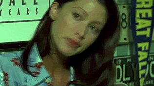 Shannon Elizabeth's perfect tits in a movie scene